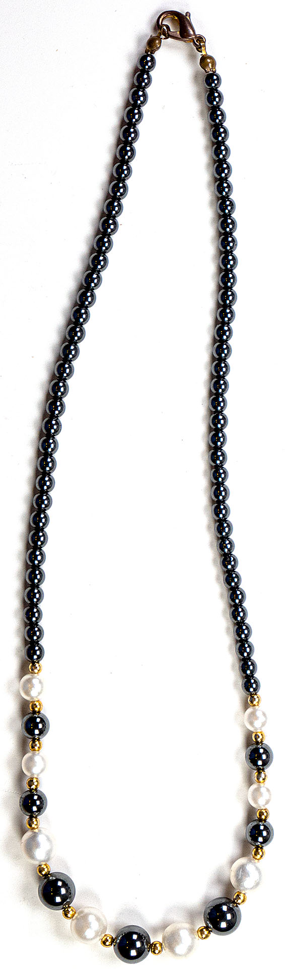 Kette (ca. 42 cm) mit weißen und anthrazitfarbigen, verschieden großen Perlen